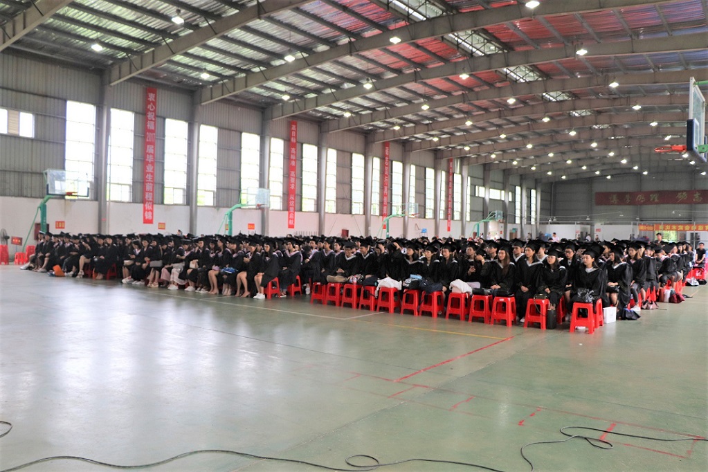 商学院2017届学生毕业典礼暨拨穗仪式隆重举行