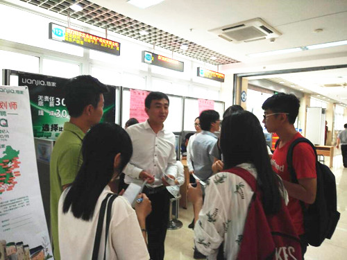 商学院开创体验式教学实践课——“走进厦门人才市场，我也来招聘”