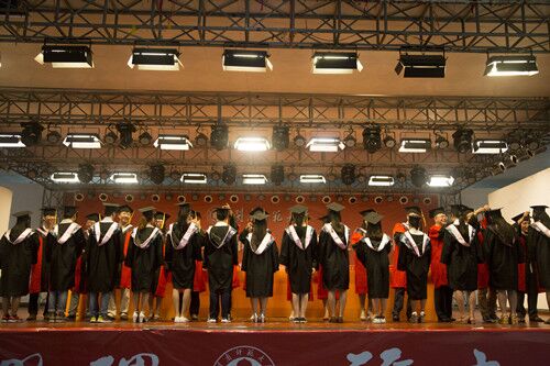 商学院举行2016届学生毕业典礼暨拨穗仪式
