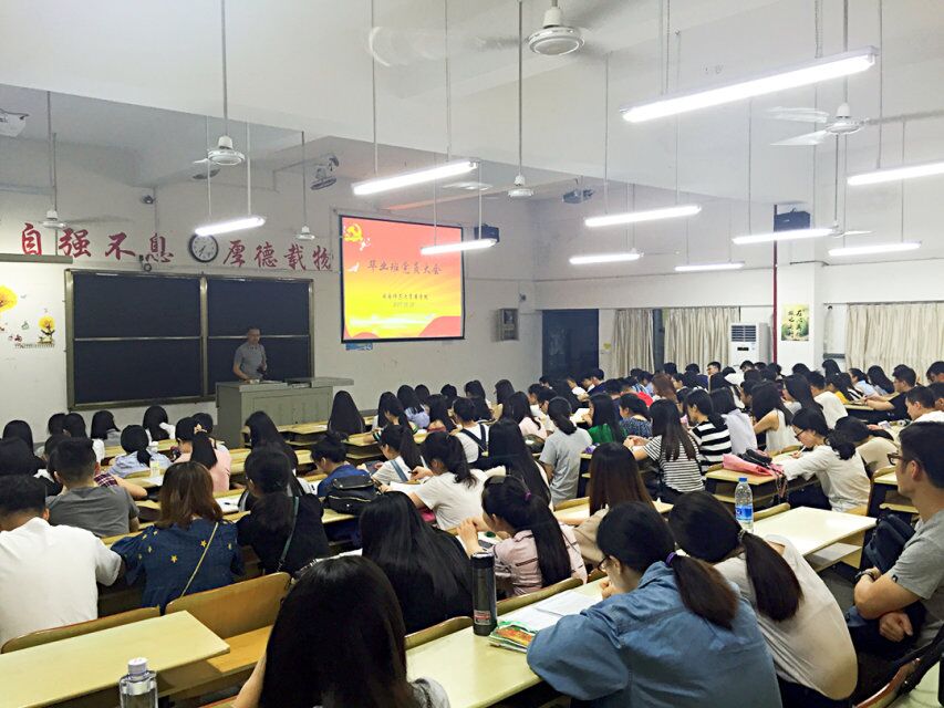 商学院紧抓毕业班党员政治学习，推进“两学一做”教育活动常态化