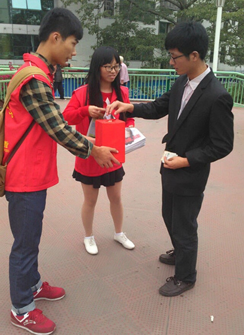 爱心义卖，情暖阿婆