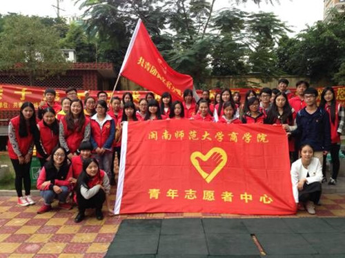 商学院2013级旅游管理与服务教育专业学生在西洋坪村开展亲子游园会志愿活动并取得圆满成功
