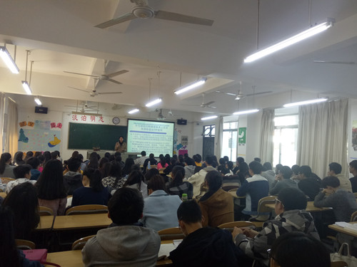 对外经贸大学国际经济研究院副院长庄芮教授 应邀到商学院交流讲学
