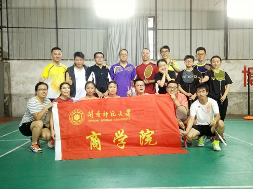 “谁羽争锋”——商学院第二届师生羽毛球联谊赛圆满落幕