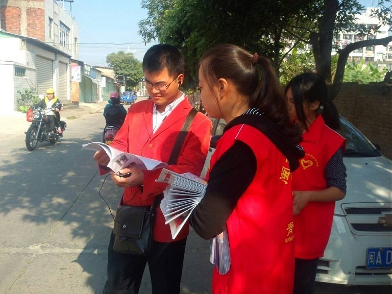 经济学院志愿者义卖报纸募善款