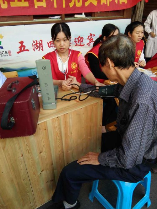 关爱老人健康  助力义诊行动