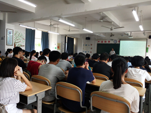 商学院举办2016级新生专业教育系列讲座