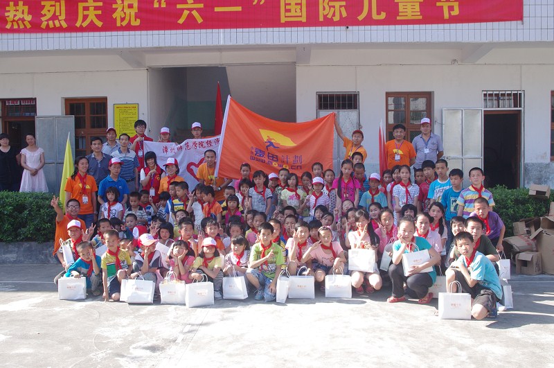 经济学院志愿者携手中国•麦田计划前往永定筀竹小学建立图书室