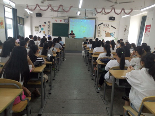 商学院举办2016级新生专业教育系列讲座
