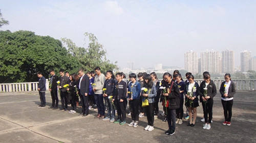 商学院在国家公祭日开展“永矢弗谖，祈愿和平”祭奠活动