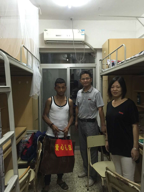 “心系新生，关怀备至” ---商学院领导班子下宿舍慰问新生送温暖