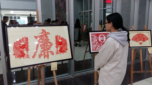 商学院组织师生党员观看“春之别样红”廉政主题剪纸作品展