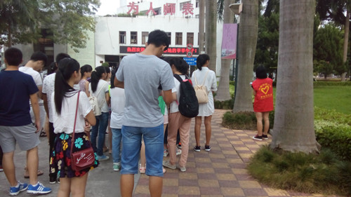 商学院志愿者中心为新生提供校园义务导游服务