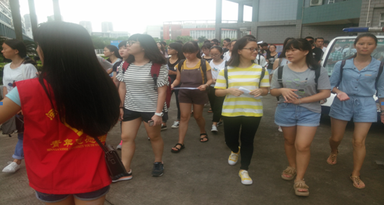 “畅游校园，我们与你同行”新生游园活动