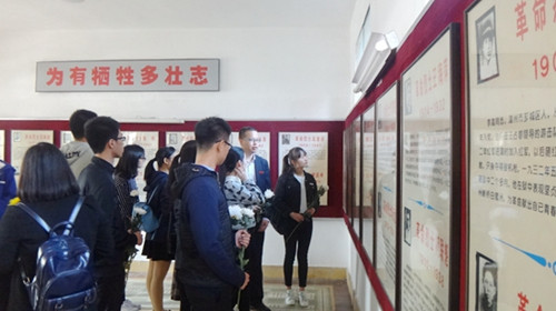 商学院在国家公祭日开展“永矢弗谖，祈愿和平”祭奠活动