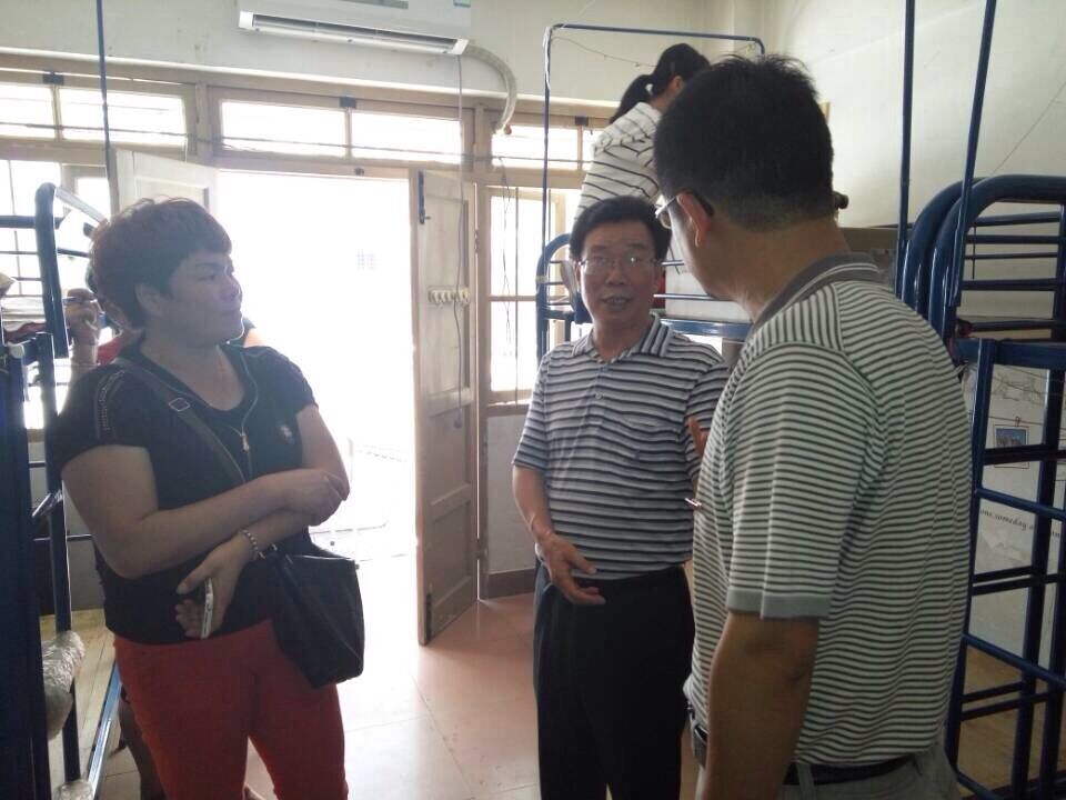 李进金校长走访商学院2015级新生宿舍