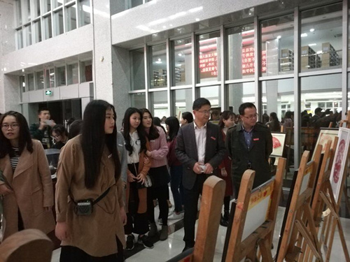商学院组织师生党员观看“春之别样红”廉政主题剪纸作品展